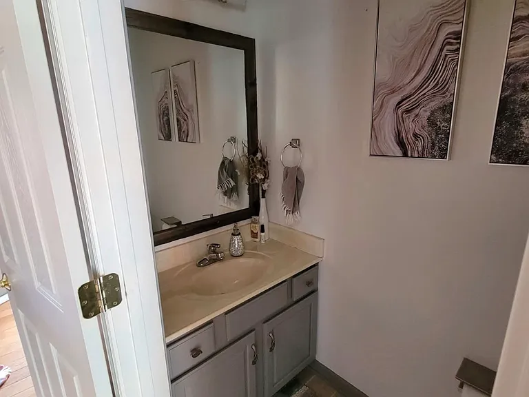 390 Camelot Blvd — Photo 5