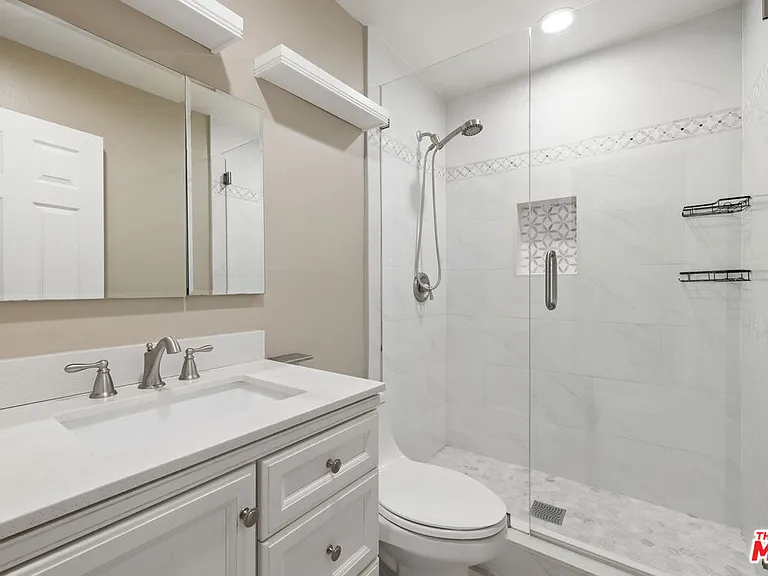 1685 E Avenida De Las Flores — Photo 9