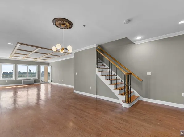 196 Cedar St APT 3C, Cliffside Park, NJ 07010