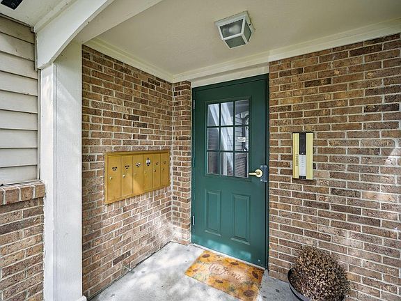 3rd image of 722 Castlegate Ln Unit 201