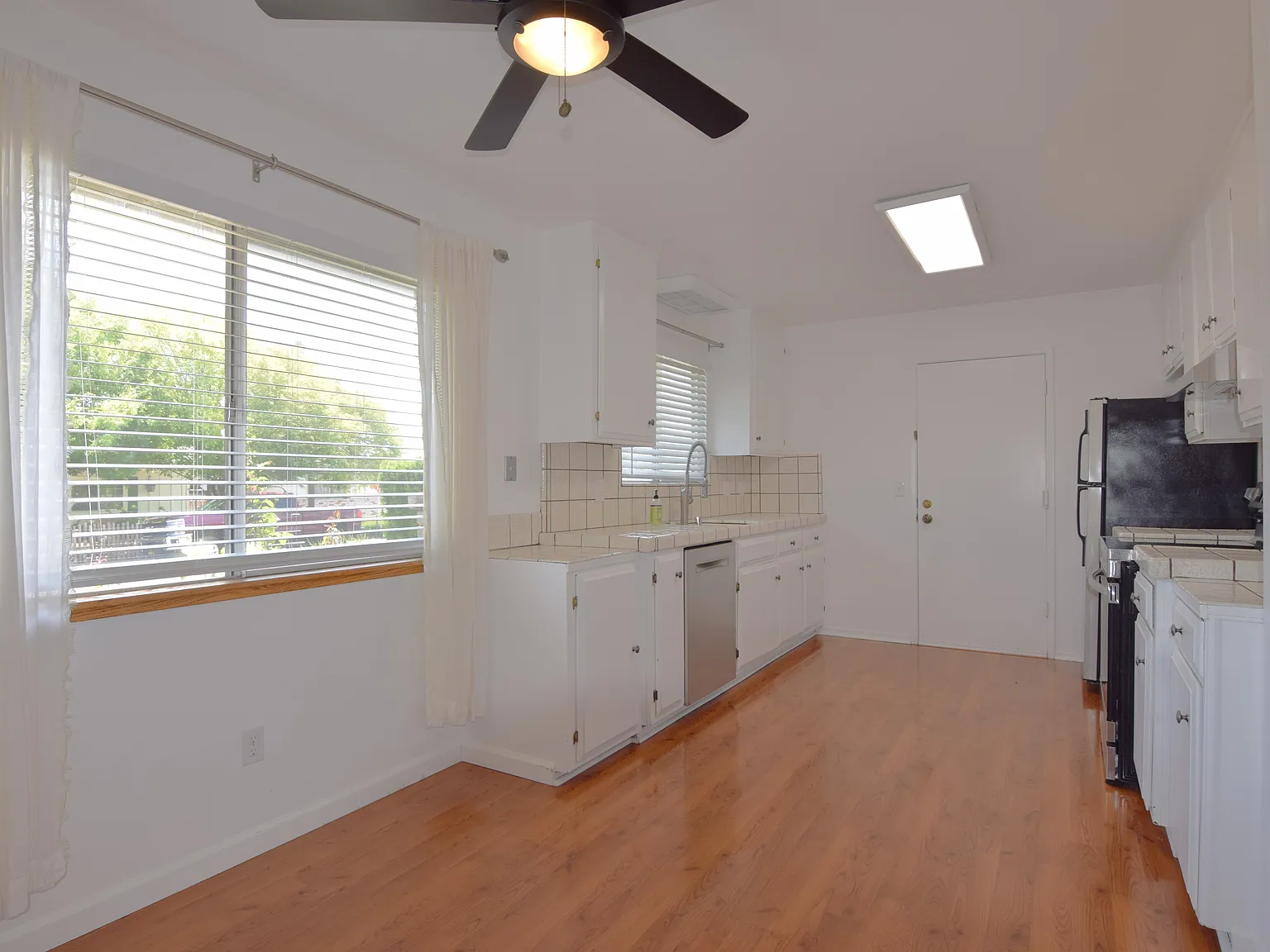 3 bed, 1450 sqft, $4,300 — Photo 2