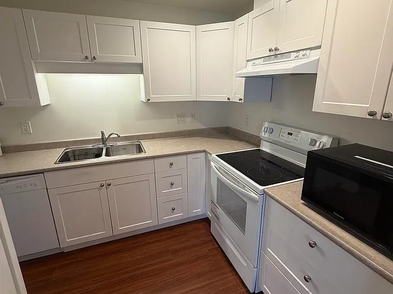 2915 Glen Dr — Photo 2