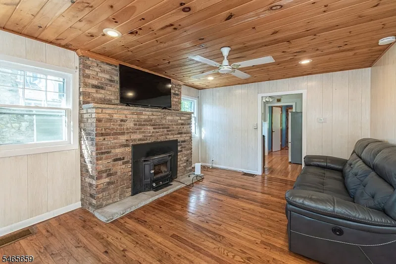 2 bed, 1.0 bath, $3,250 — Photo 4