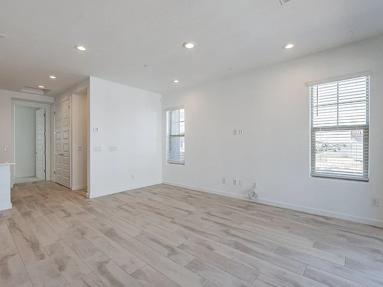 4042 E Amoroso Dr — Photo 16