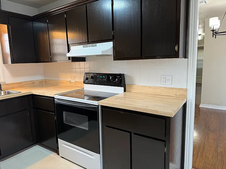 1038 E Walnut St — Photo 12