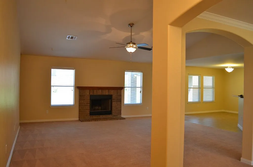 4 bed, 2215 sqft, $1,975 — Photo 2