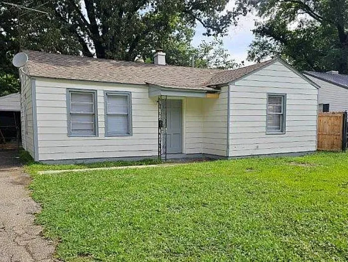 2 bed, 1.0 bath, 810 sqft, $1,195 — Photo 1