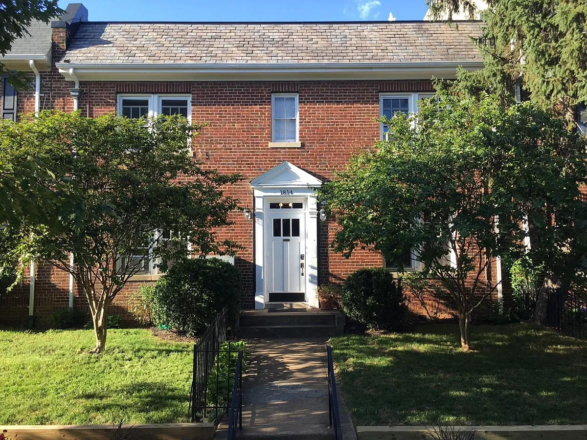 Front Exterior Gardens/Entrance - 1814 C St SE #3