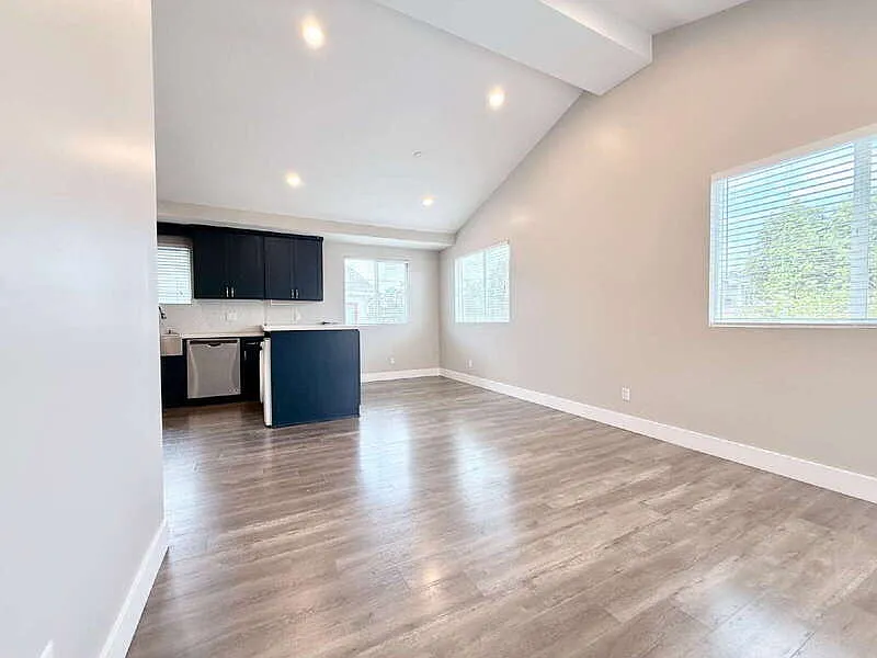 3 bed, 2.0 bath, 1074 sqft, $3,195 — Photo 4