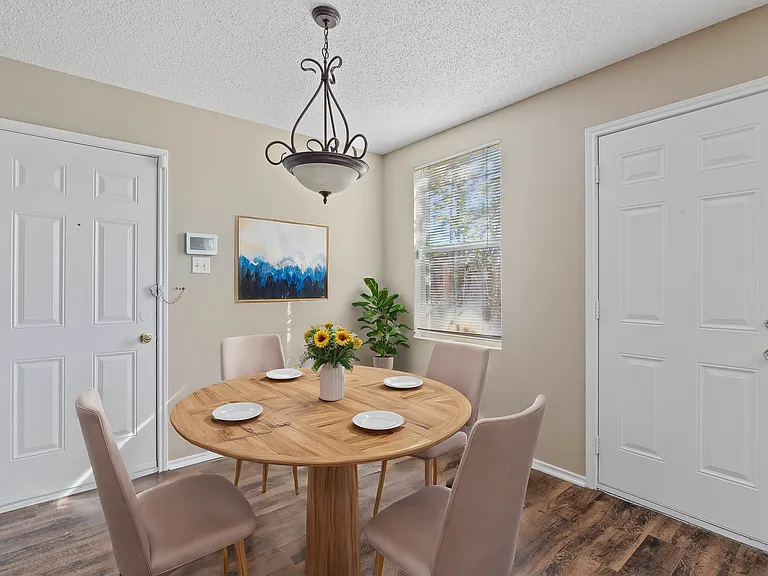Eat-In Kitchen