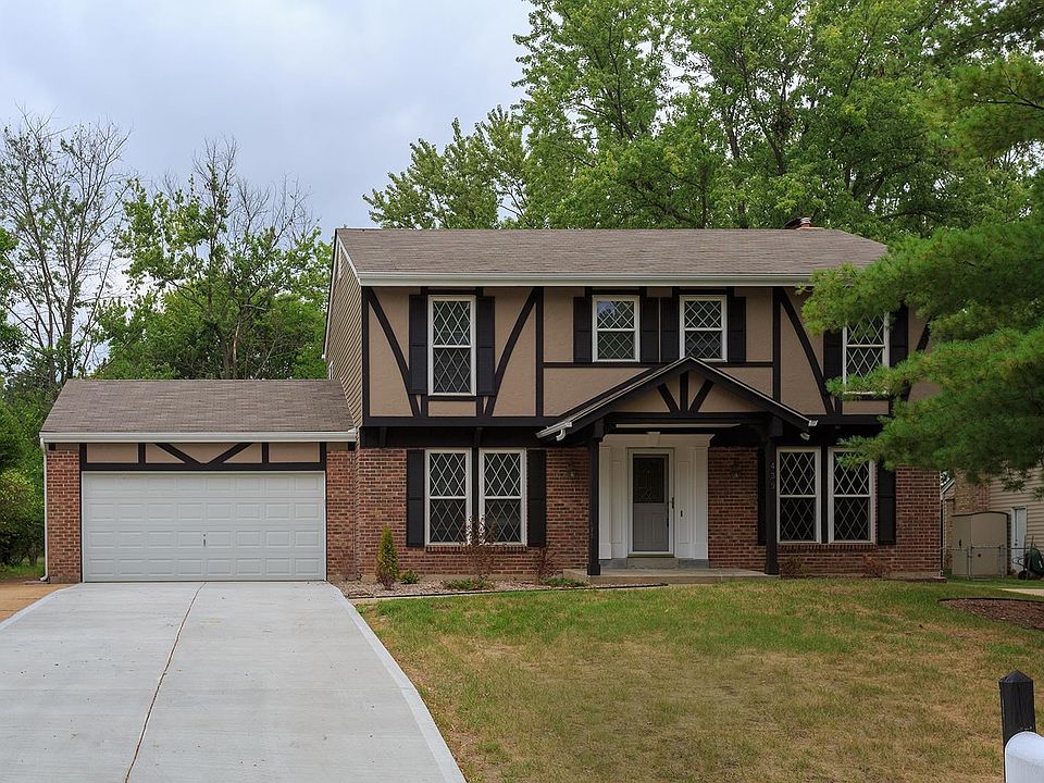 Very large 2 story with new driveway & garage door ... Step inside!