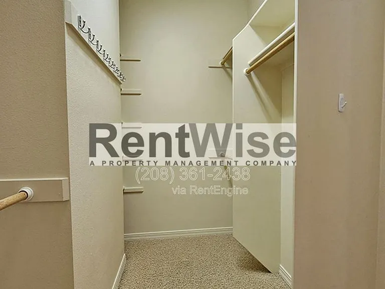 318 W Highland St — Photo 15