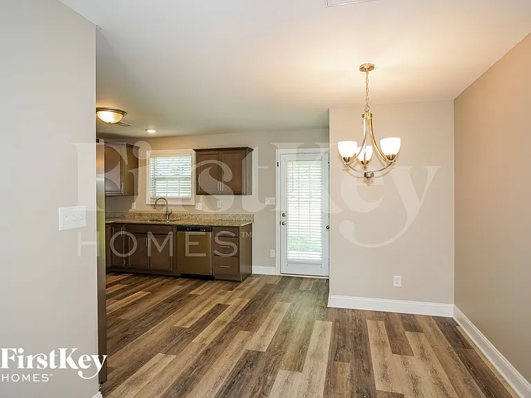 1086 Whitney Dr — Photo 5