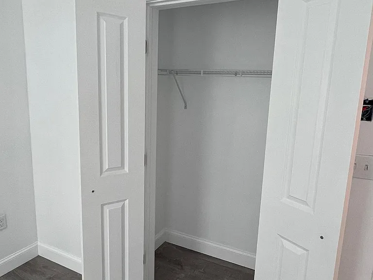 CORPORATE EXECUTIVE HOUSING — Photo 8