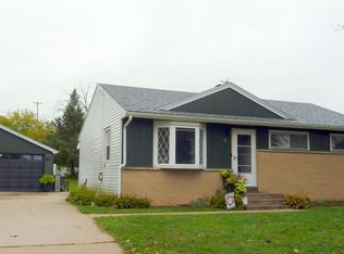 714 E Wisconsin AVENUE, Pewaukee, WI 53072