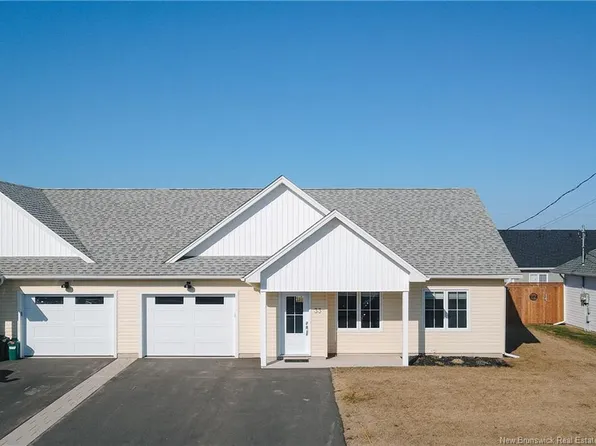 33 Mackinnon St, Beaubassin East, NB E4P 0R6