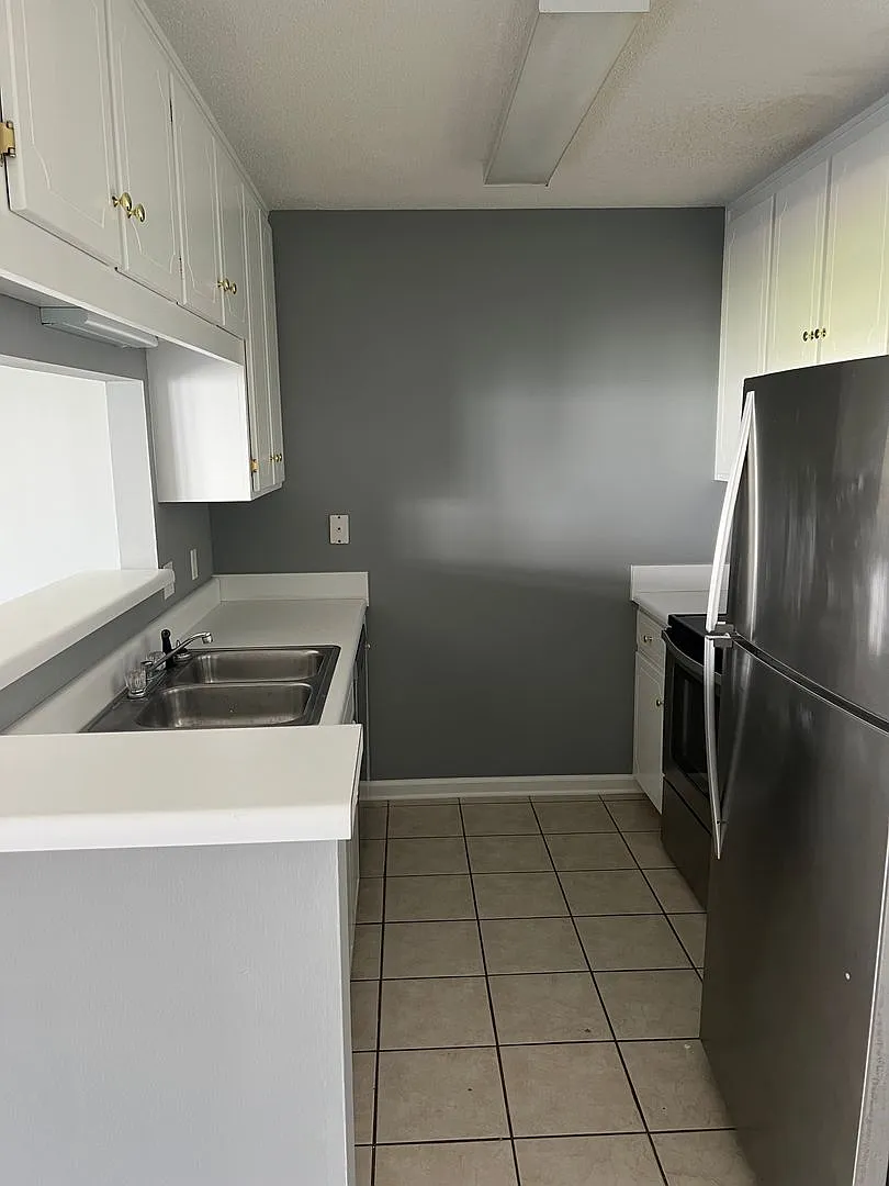 Available NOW - 139 S. Springview — Photo 2