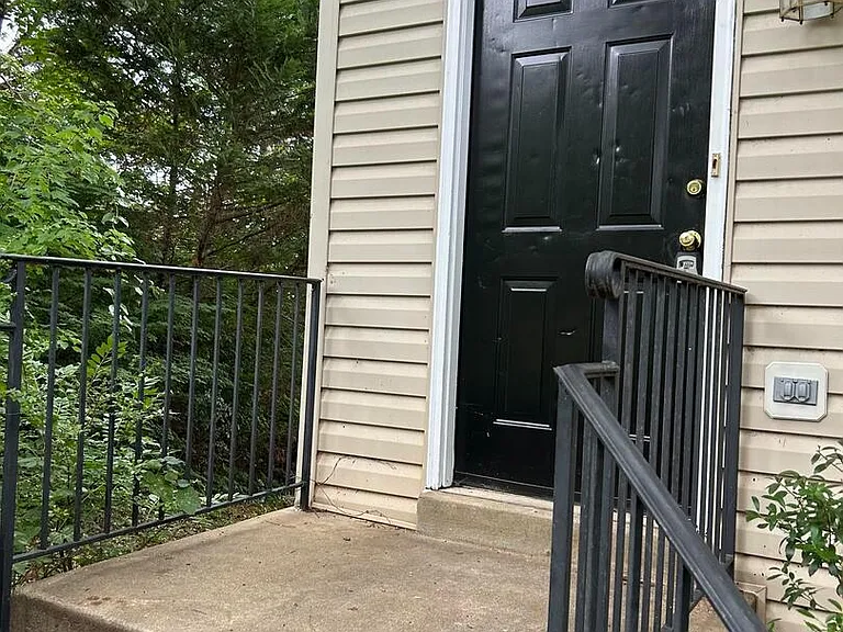 601 Meadowbrook Dr — Photo 1