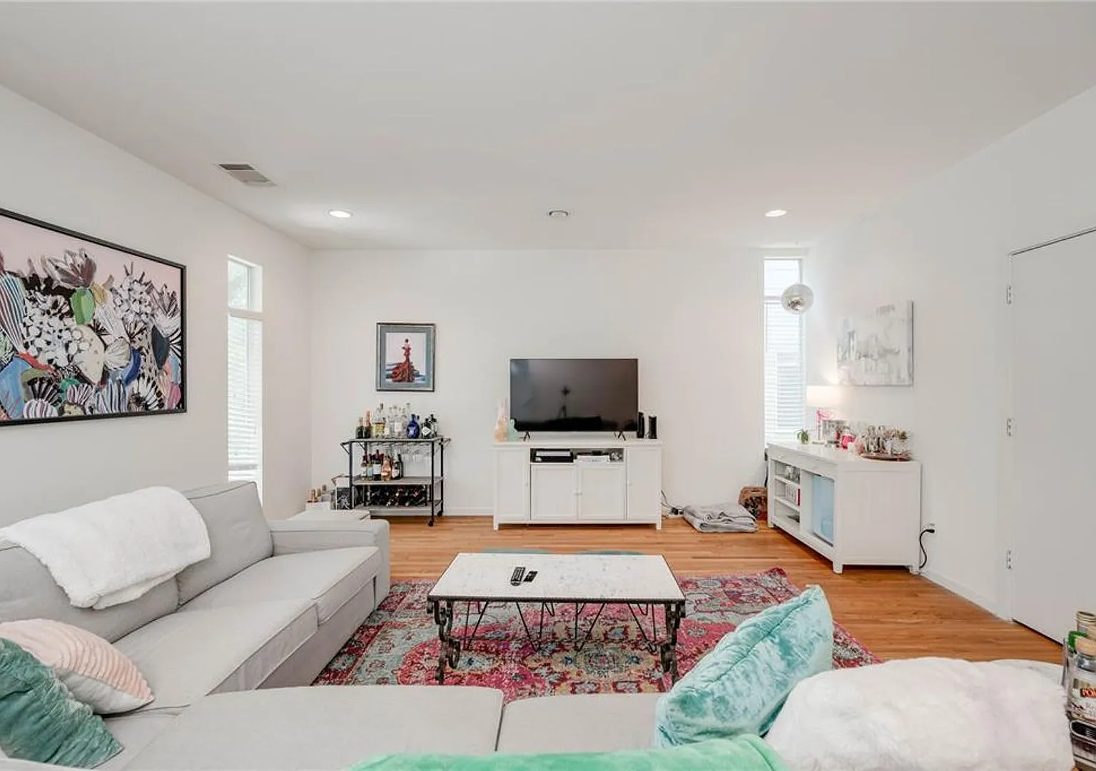 712 E. 45th St - Amazing free standing 5 bed 5.5 bath house in Hyde Park. — Photo 3