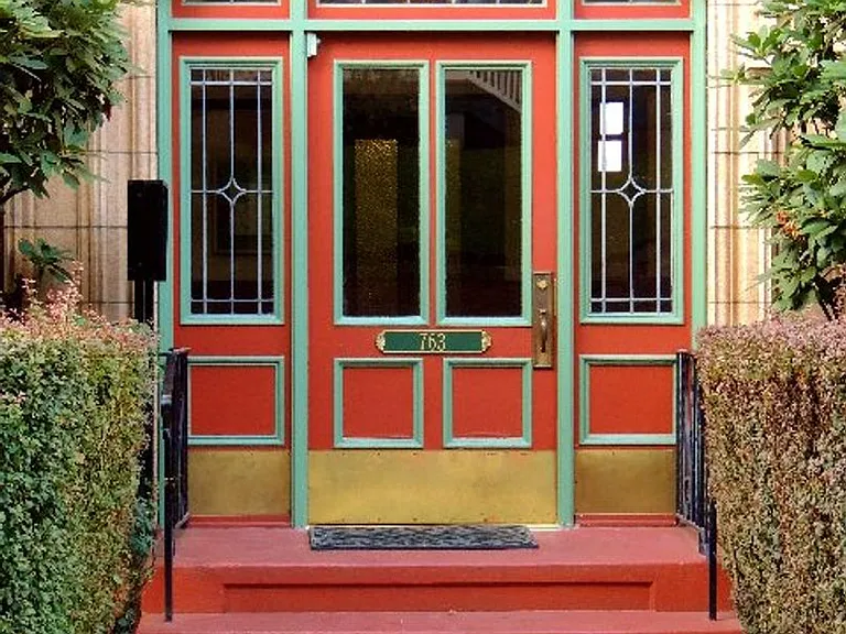 Sir Lancelot Apartments — Photo 12