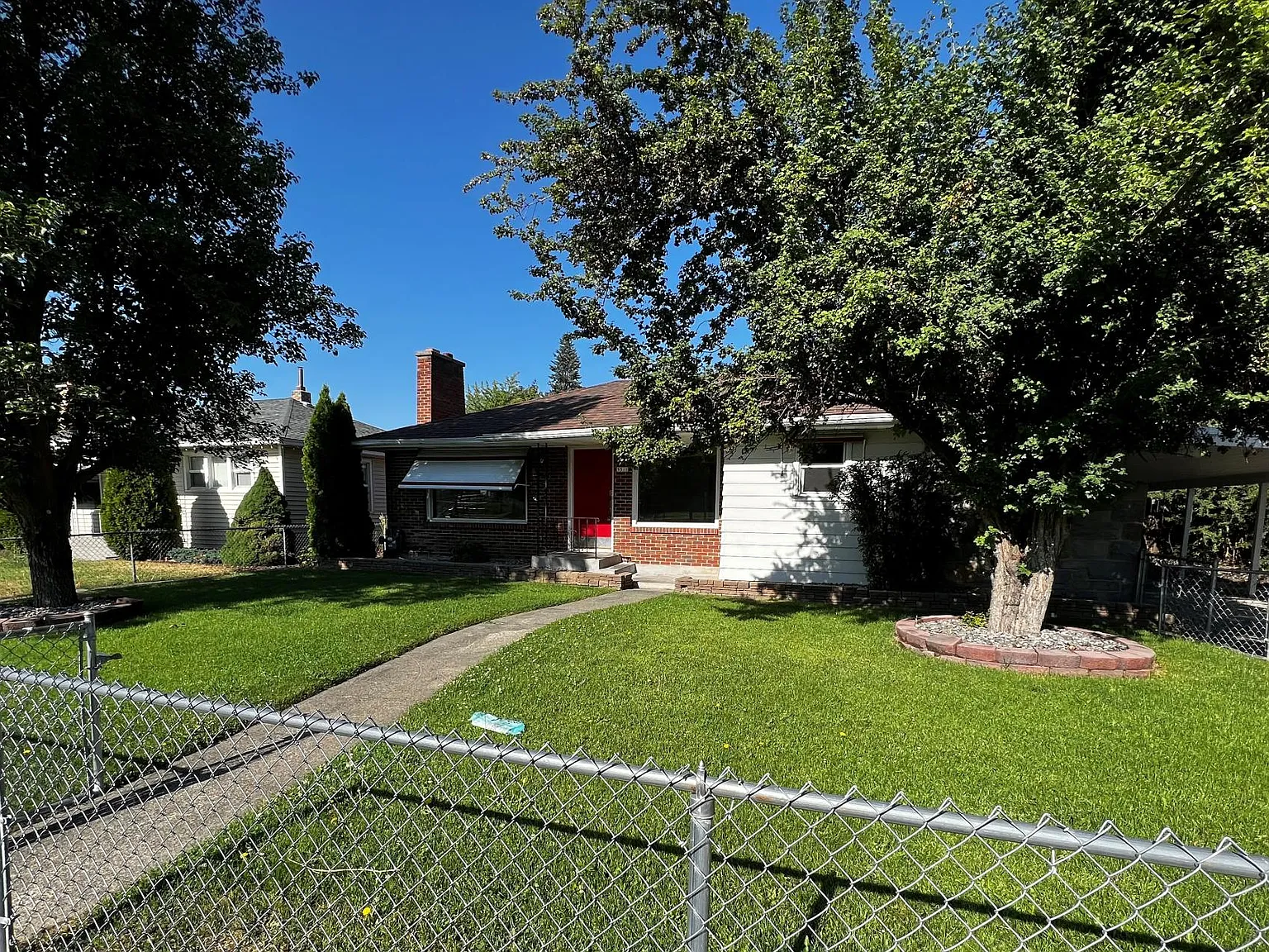 3 bed, 2800 sqft, $1,950 — Photo 2