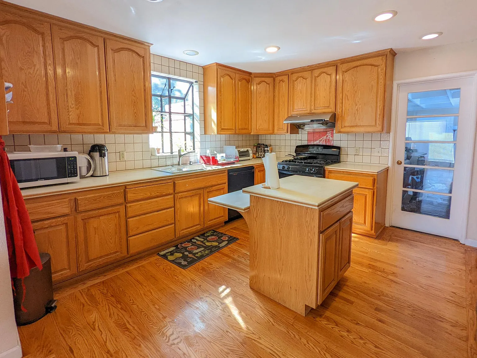 2 bed, 1.5 bath, 1260 sqft, $4,700 — Photo 3