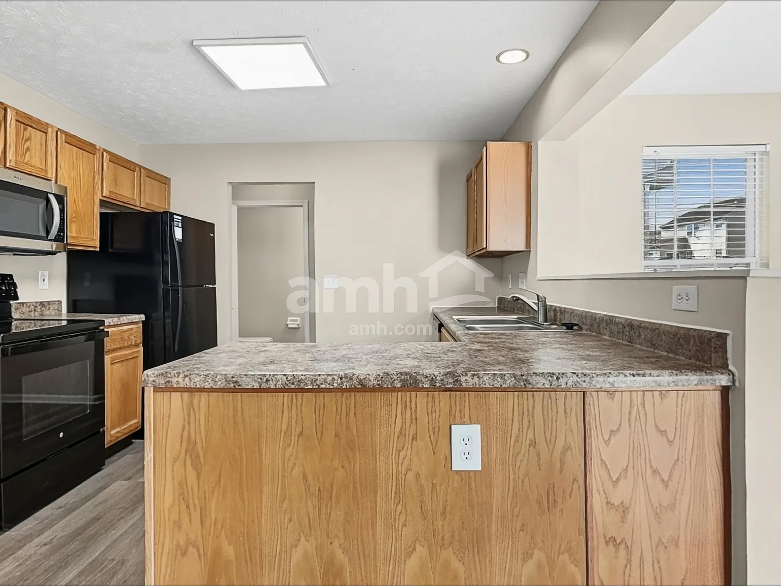 4 bed, 2.5 bath, 1876 sqft, $2,365 — Photo 4