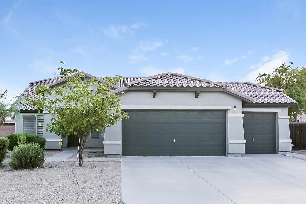 4 bed, 2.0 bath, 1864 sqft, $2,400 — Photo 1