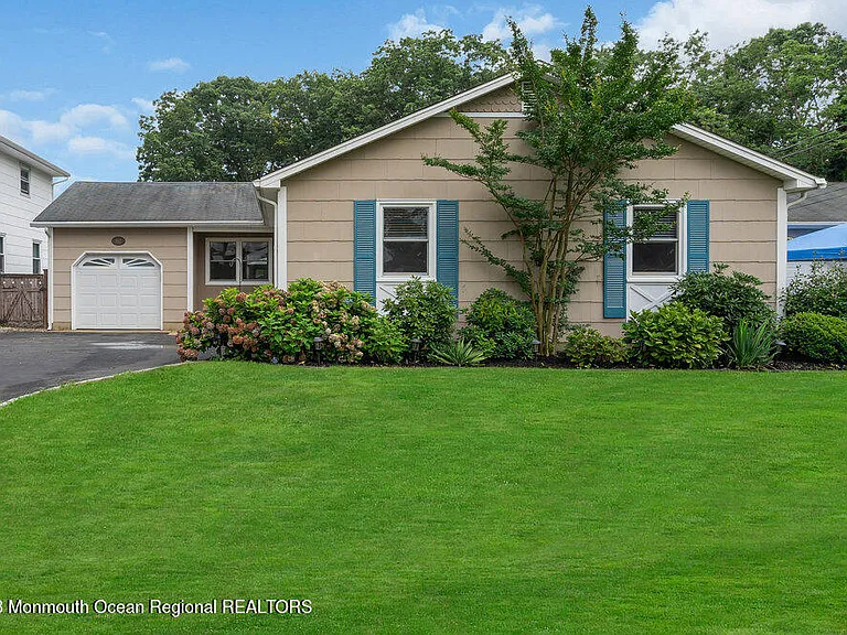 802 Laura Herbert Dr — Photo 2