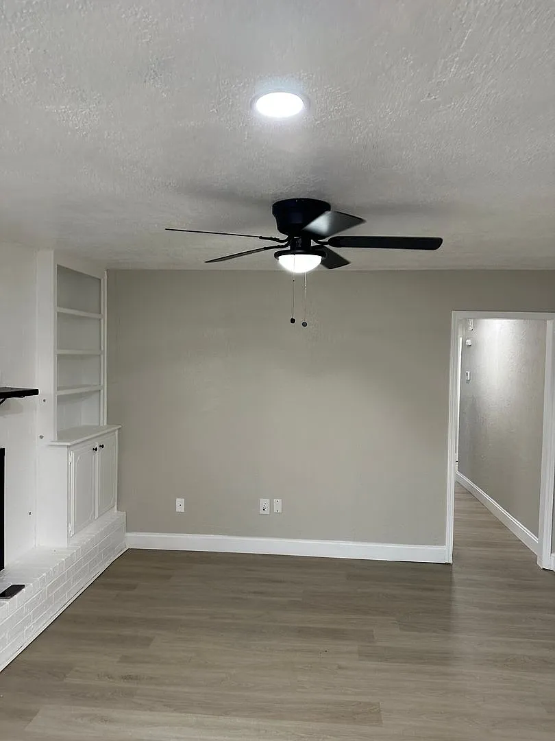 East side! Updated! Granite counter tops! Hard surface flooring throughout! — Photo 4