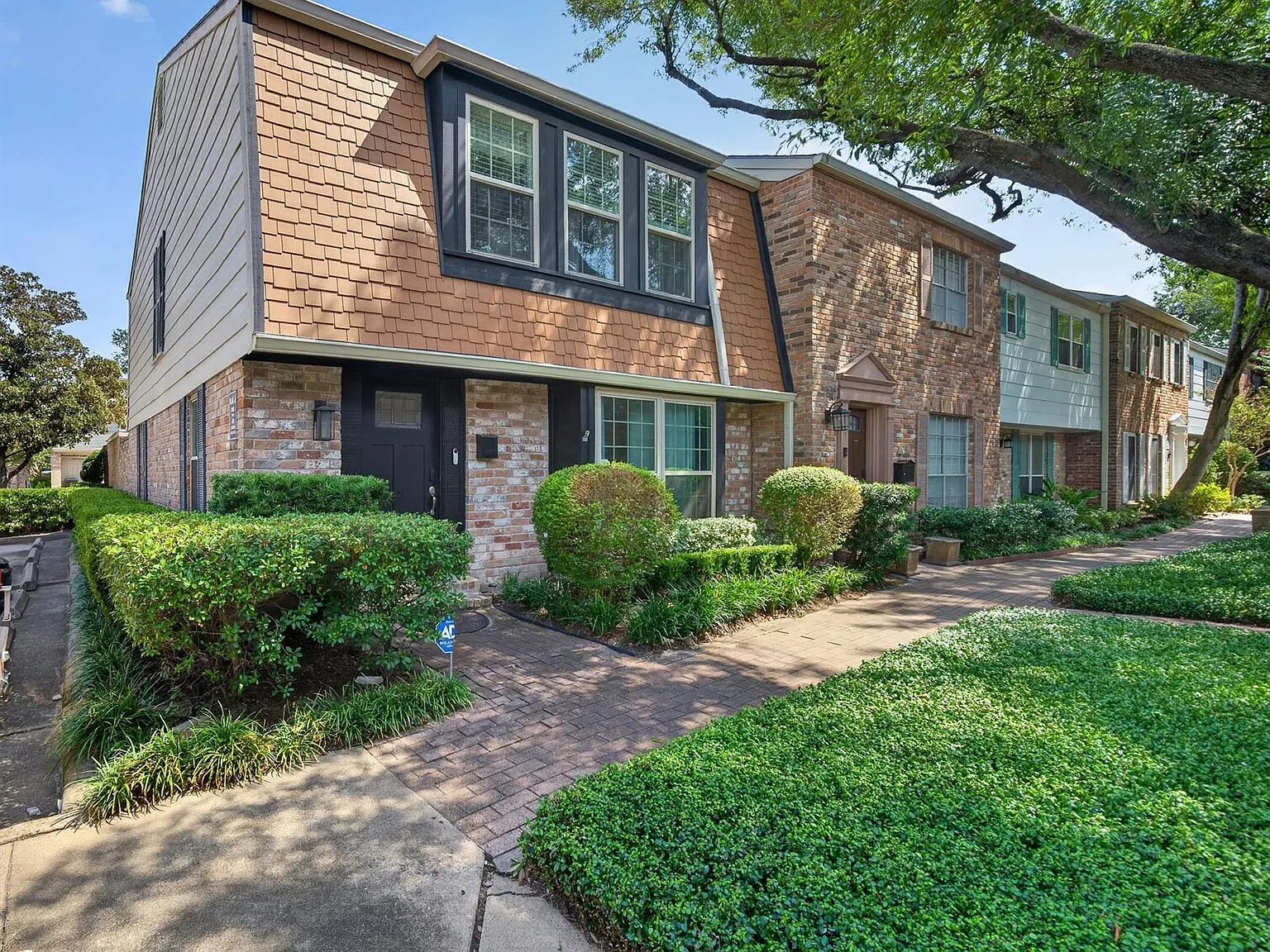 3 bed, 2.5 bath, 1872 sqft, $2,500 — Photo 3