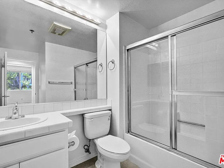 2222 N Beachwood Dr #302 — Photo 32