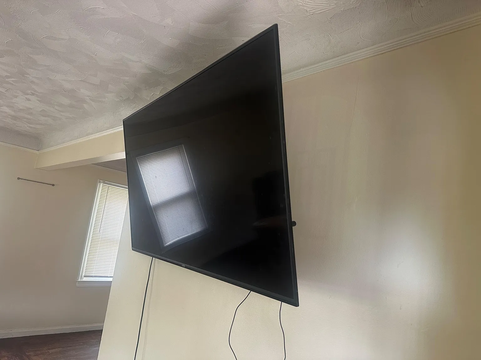 3 bed, 1.0 bath, 2000 sqft, $910 — Photo 2