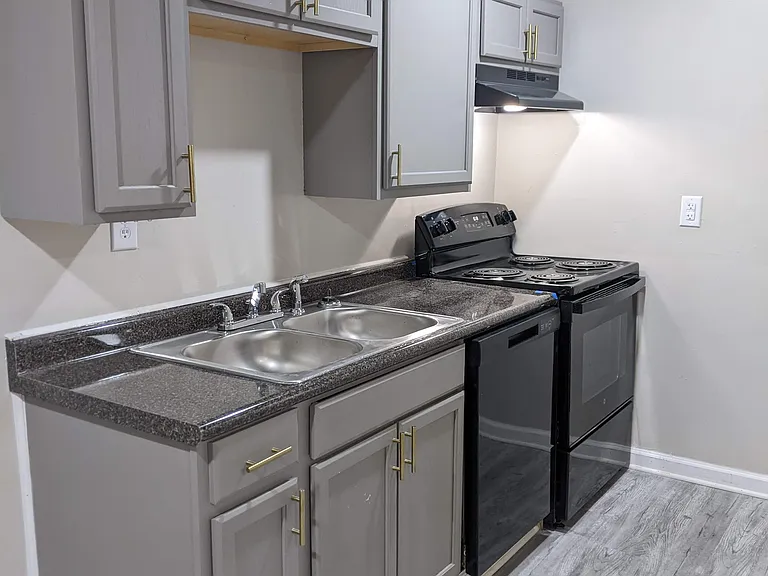 Redstone Garden Apartment — Photo 9