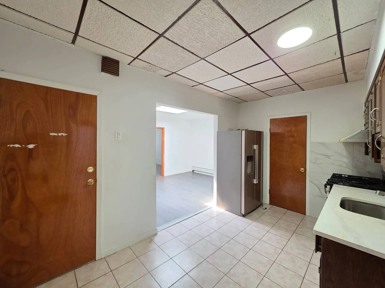3 bed, 900 sqft, $2,800 — Photo 2