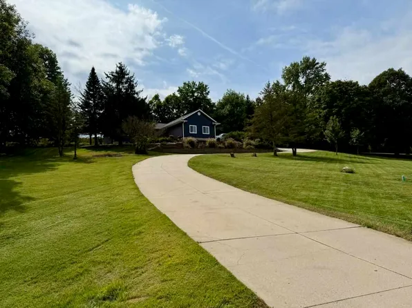 2698 Hidden Valley Trl NE, Solon, IA 52333