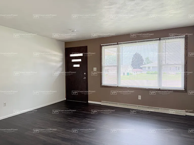 827 Glenpark Dr — Photo 4