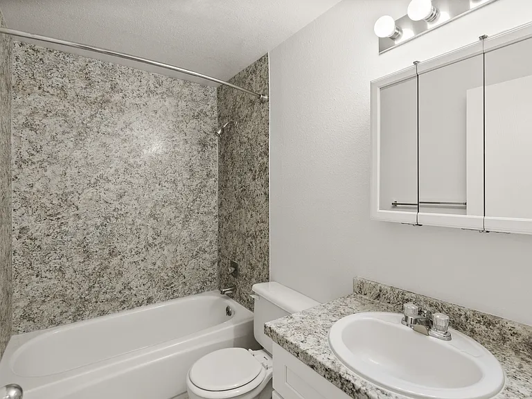 1 Bed 1 Bath - 552 Sq Ft 1 Bed 1 Bath - 552 Sq Ft