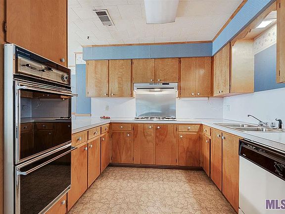 4th image of 1109 Saint James St