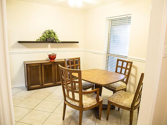 4th image of 1110 Brookhollow Dr