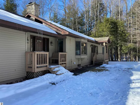 8610 Lake Ann Rd, Lake Ann, MI 49650