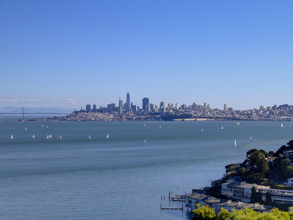 Spectacular views of San Francisco, Bay Bridge, Alcatraz, Sausalito Hills and beyond!