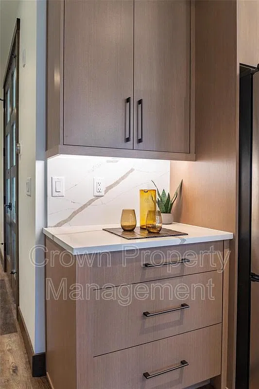 3 bed, 4.0 bath, 2185 sqft, $5,500 — Photo 4