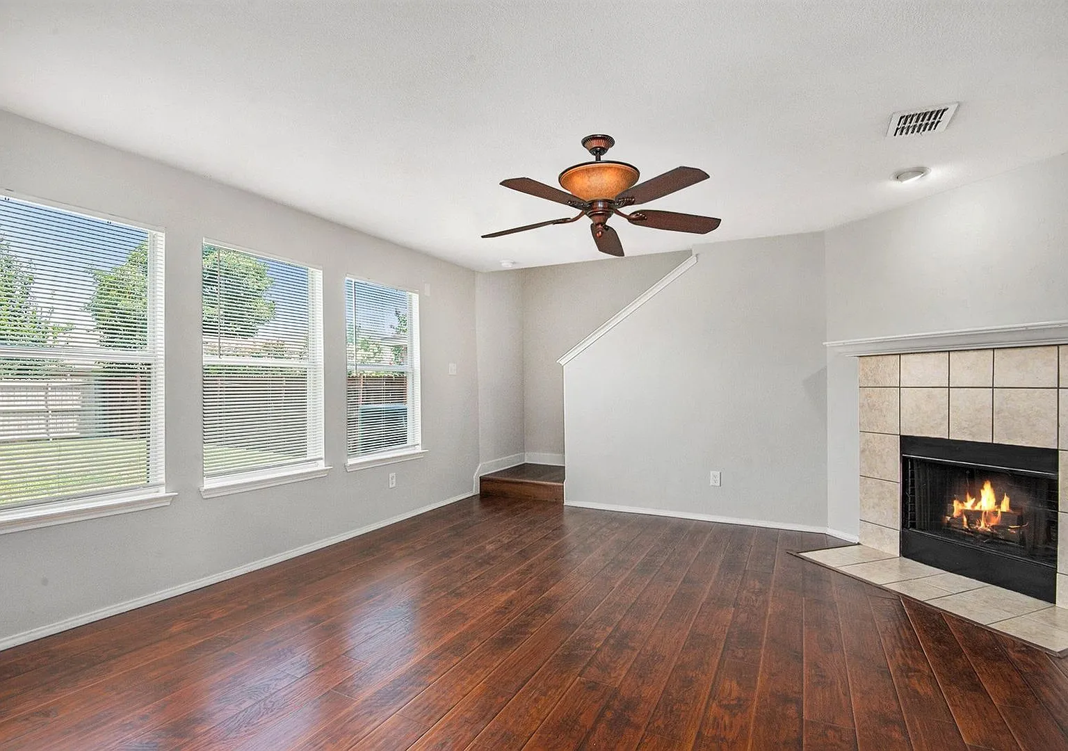 Beautifully crafted 3-2-2 home in the fort worth area! — Photo 3