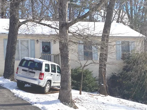 5146 Overland Dr, Roanoke, VA 24018