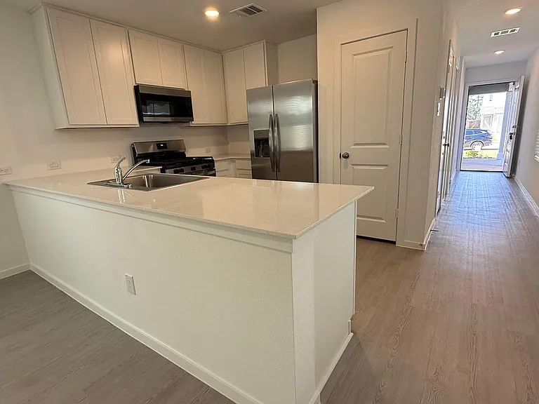 912 Pertuso Ln — Photo 4