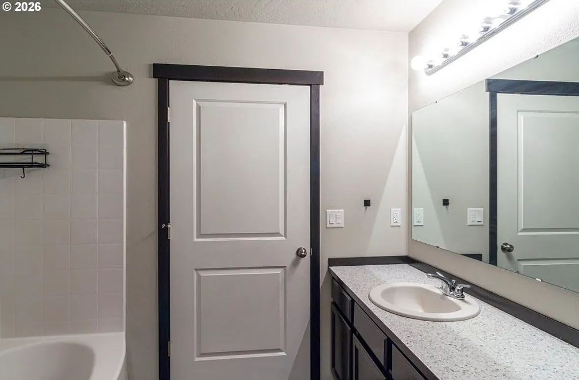 3 bed, 1652 sqft, $2,350 — Photo 1