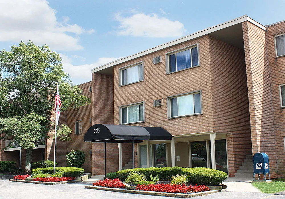 Crown Pointe Apartments — Photo 3