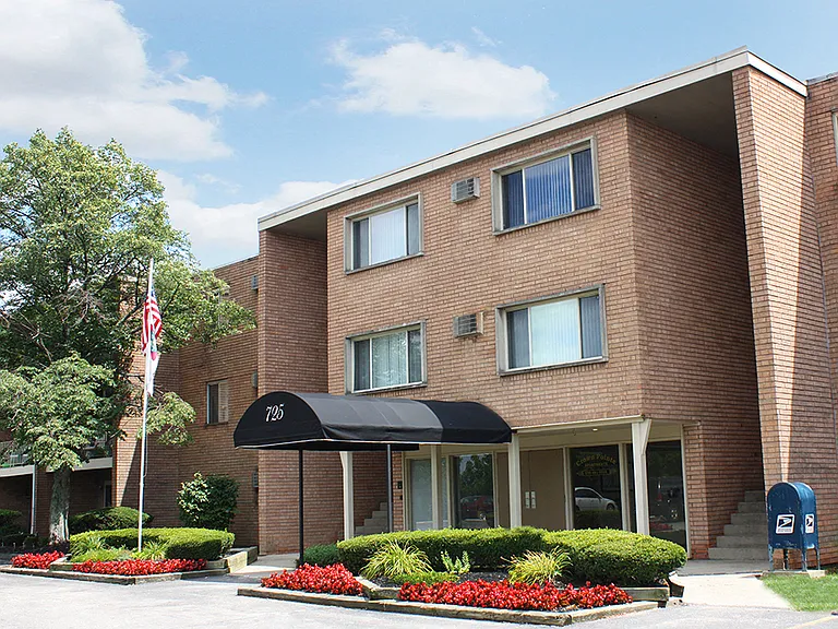 Crown Pointe Apartments — Photo 3