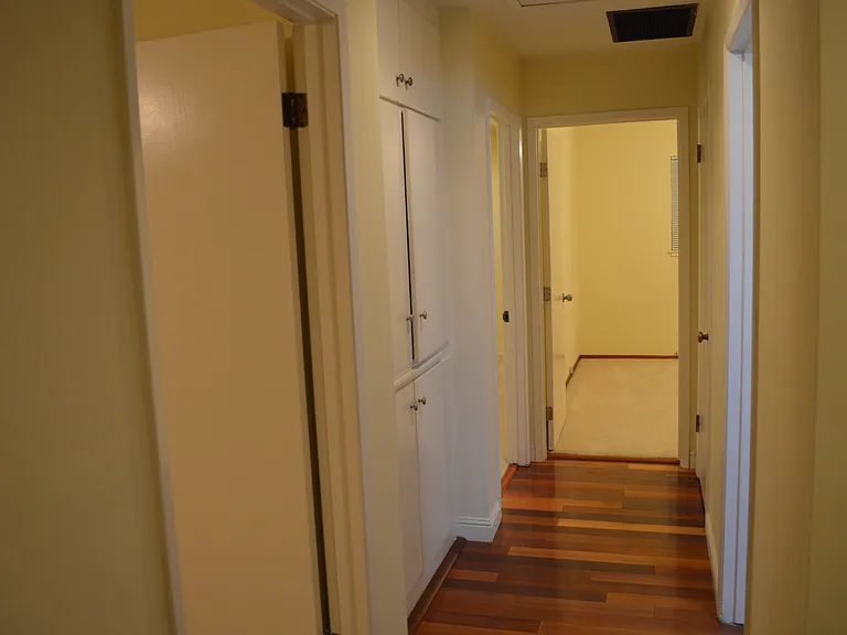 Whitethorne Dr — Photo 5